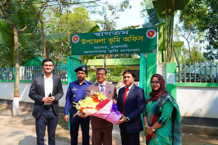 তানোরে বিভিন্ন অফিস পরিদর্শনে বিভাগীয় কমিশনার