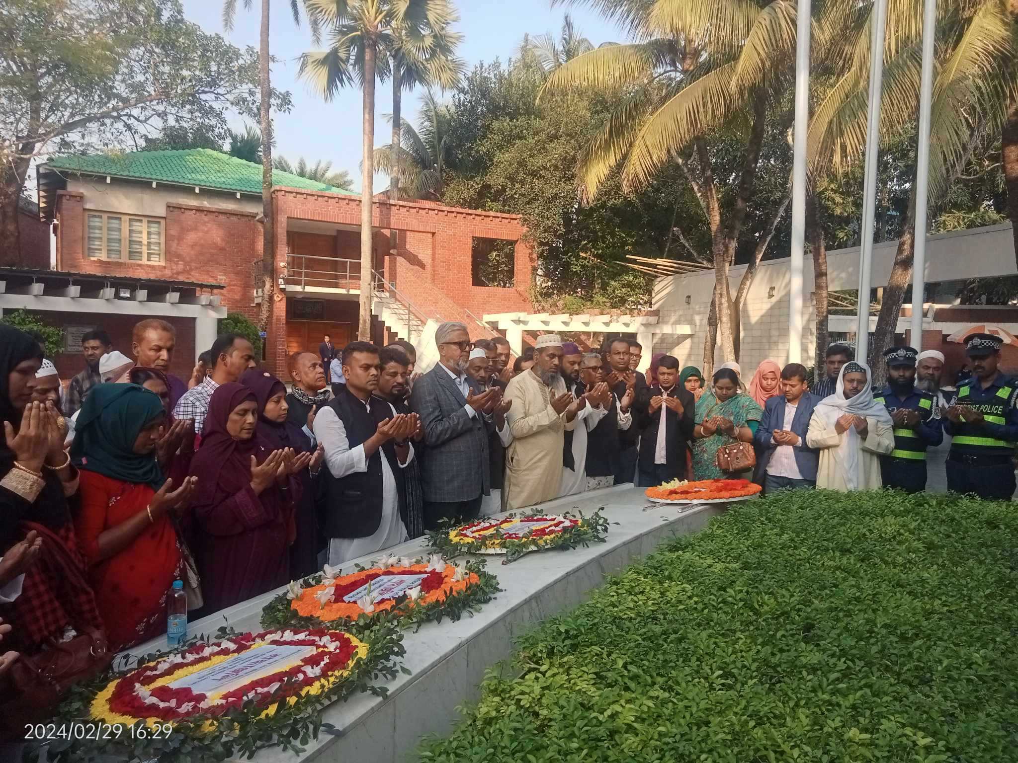 বঙ্গবন্ধুর সমাধিতে ফুলের শুভেচ্ছা জানান উজিরপুর মেম্বার এসোসিয়েশন