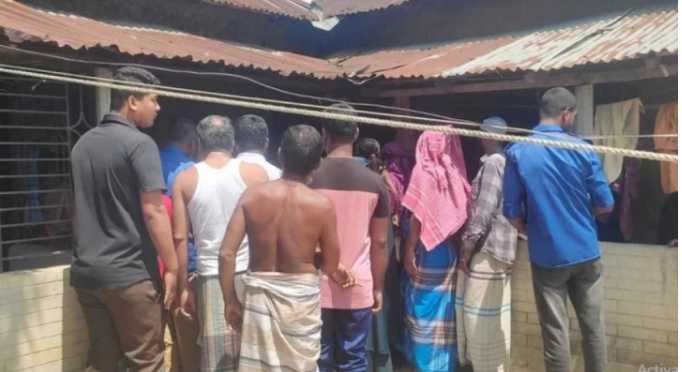 বিছানায় কাঁদছিল তিন মাসের কন্যাশিশুটি পাশে ফাঁসিতে ঝুলছিল মা।