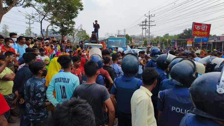 বেতন বৃদ্ধির দাবিতে মহাসড়কে শ্রমিকদের বিক্ষোভ