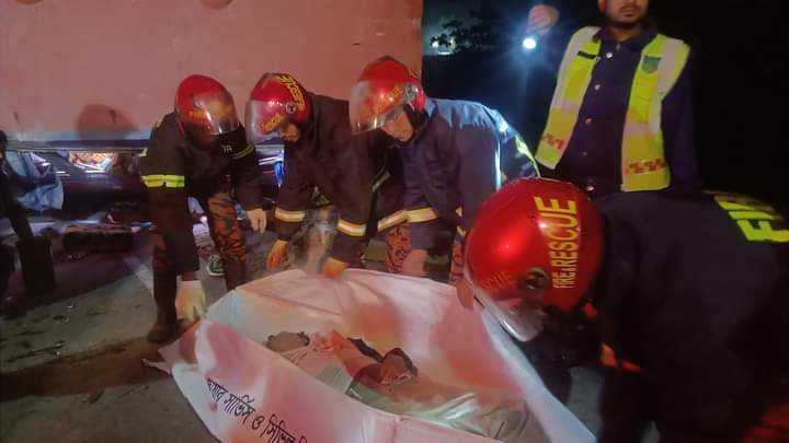 ভাঙ্গায় নিয়ন্ত্রণ হারিয়ে বাস উল্টে ২ জন নিহত,  কমপক্ষে ২৫ জন আহত