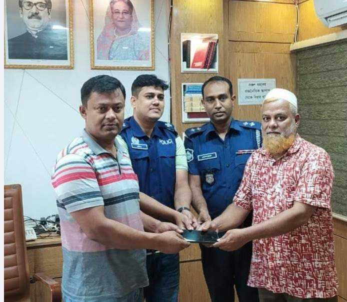 চুরি যাওয়া মোবাইল ফোন উদ্ধার করে দিলেন ভাঙ্গা থানার পুলিশ।