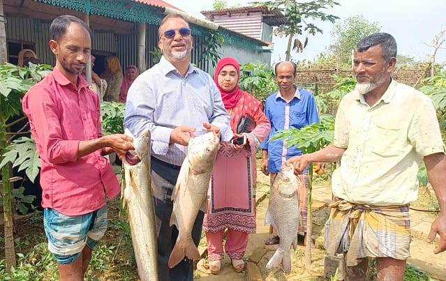 ব্রিটেনে শখের বাগানের পাশাপাশি নিজ গ্রামের বাড়িতেও মাছ চাষে সফল সেলিব্রিটি সেফ আজম খান
