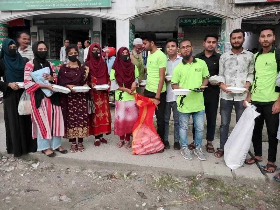 গাইবান্ধায় ছিন্নমূল মানুষের মাঝে ইফতার বিতরন করেন লাল সবুজ সোসাইটি