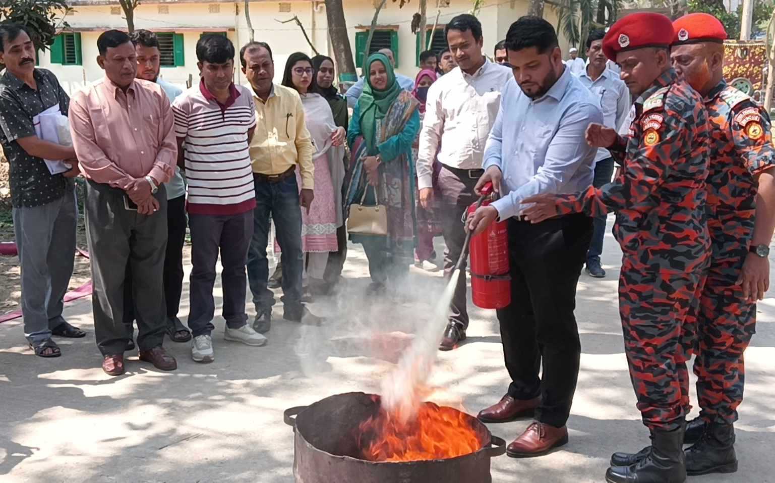 রূপগঞ্জে জাতীয় দুর্যোগ প্রস্তুতি দিবসে বর্ণাঢ্য র‍্যালী, সভা অগ্নিকান্ড বিষয়ক মহড়া