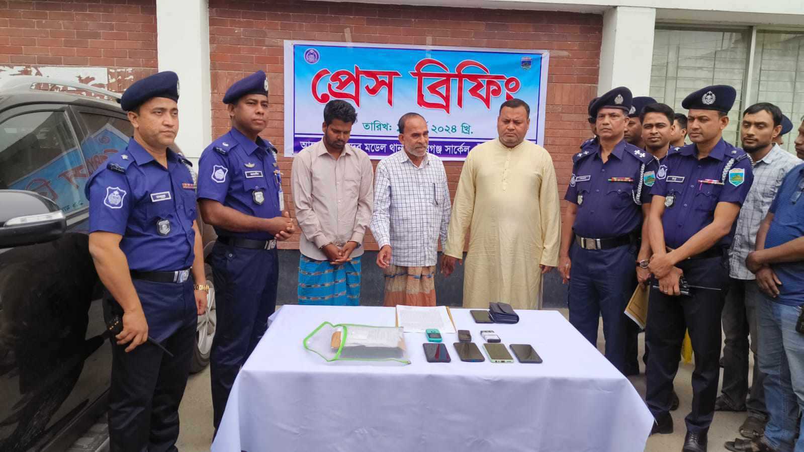 চাঁপাইনবাবগঞ্জে অপহরণ মামলায় প্রাইভেট গাড়ীসহ ৩ জন আটক