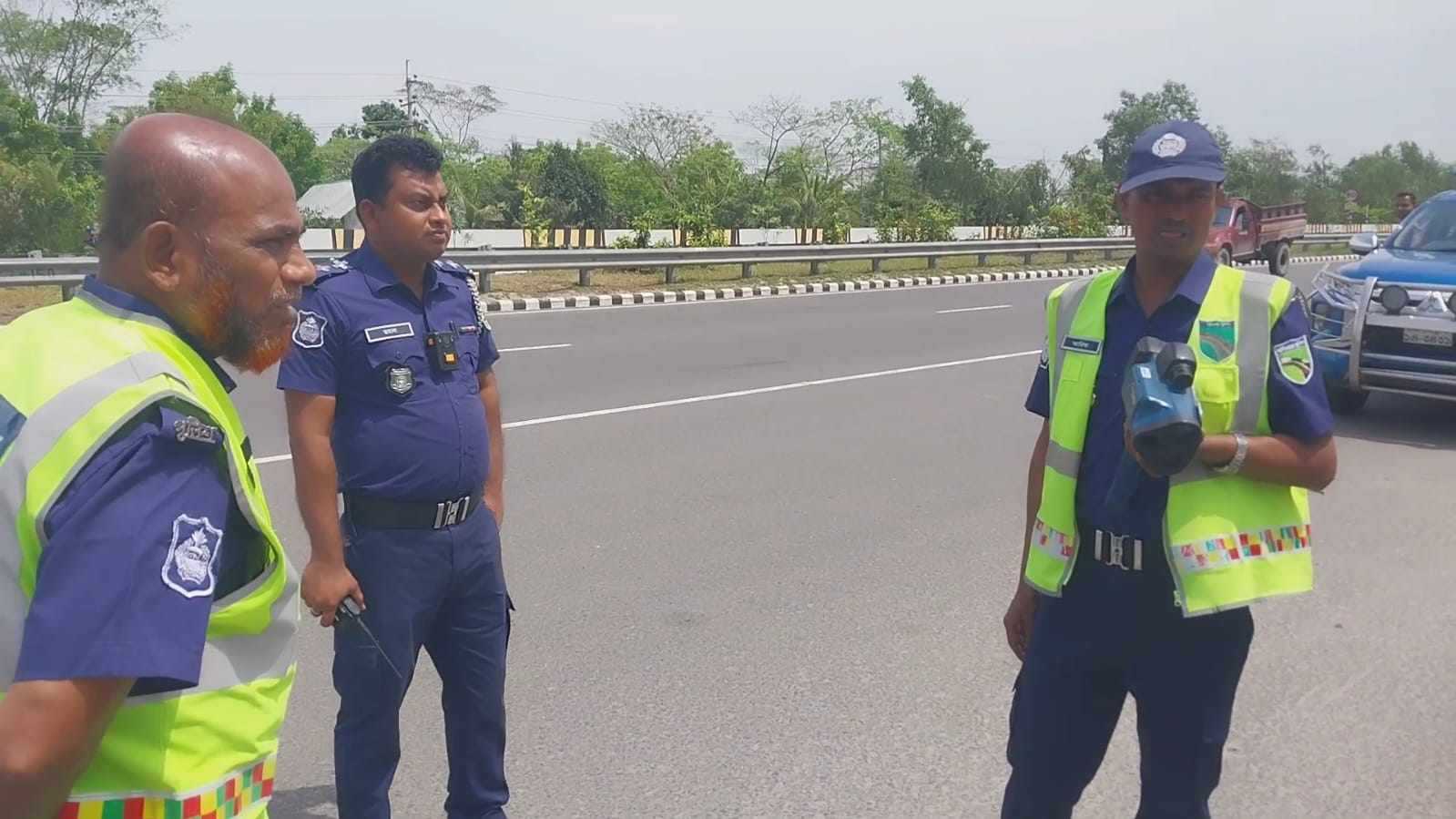 হাইওয়ে এক্সপ্রেসে পুলিশের চাঁদাবাজির ভিডিও ধারণ করায় সাংবাদিকদের সাথে অসৌজন্য মূলক আচরণ