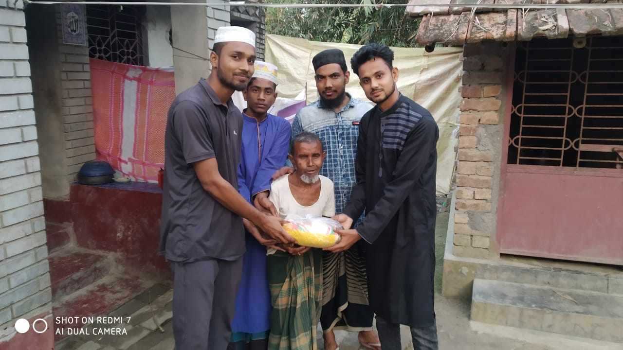 কুল্যা সমাজ কল্যাণ সংঘের উদ্যেগে ইফতার সামগ্রী বিতরণ……