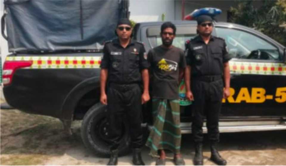চাঁপাইনবাবগঞ্জে র‌্যাব এর হাতে গান পাউডারসহ আটক ১ জন