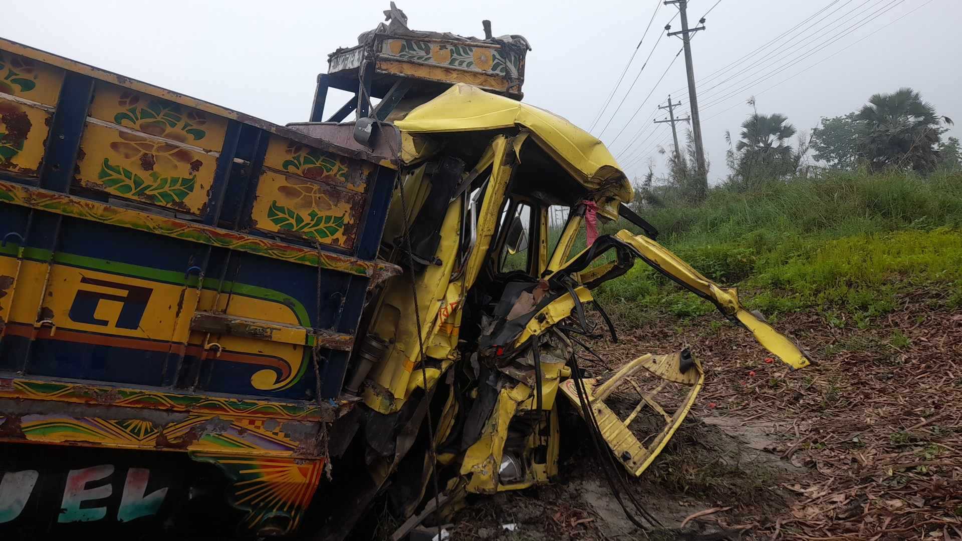ভাঙ্গায় তরমুজ বোঝাই ট্রাক উল্টে  আহত ২