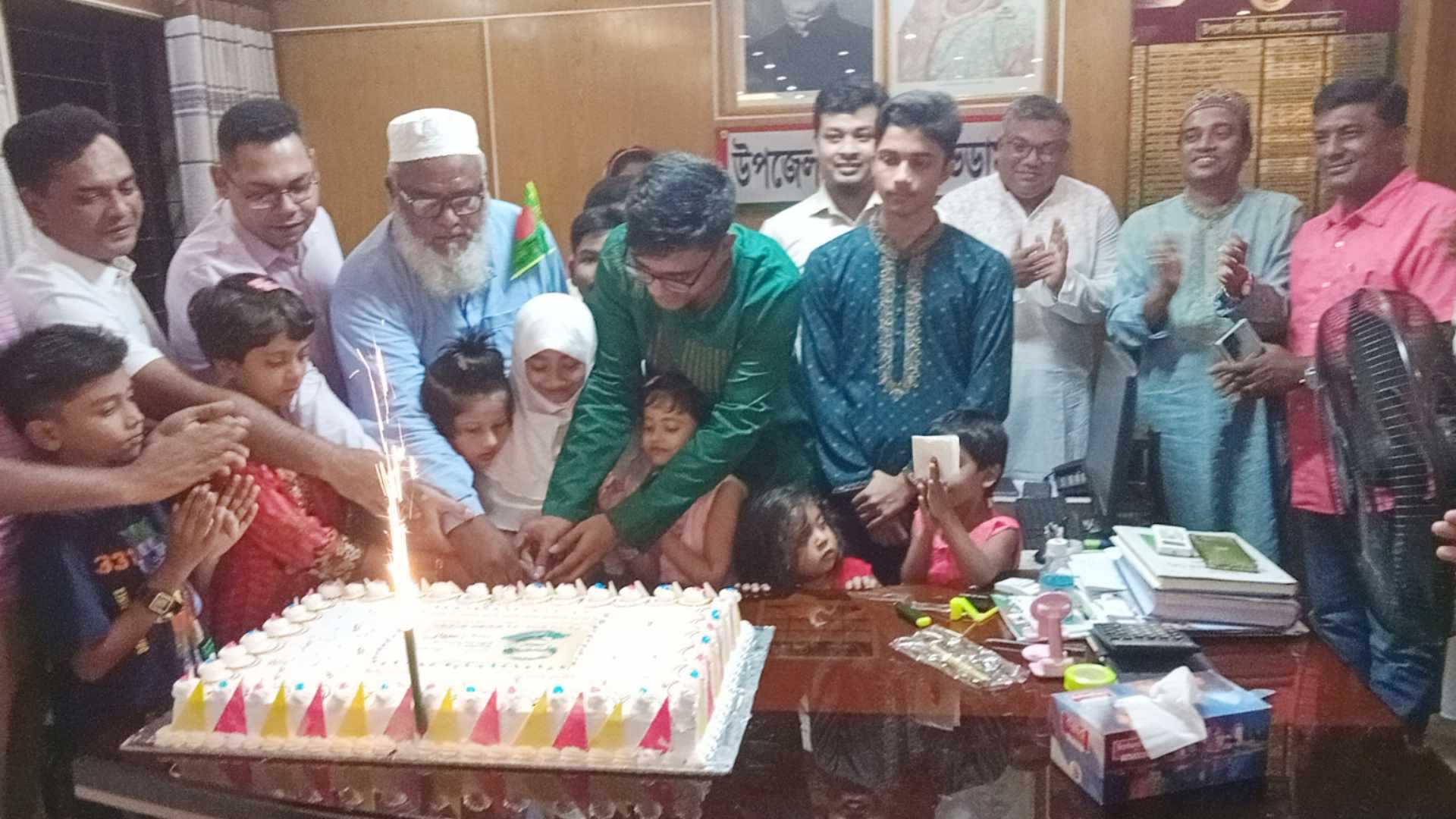ভেড়ামারায় বঙ্গবন্ধুর জন্মদিন ও জাতীয় শিশু দিবস উপলক্ষে কেক কাটা ও দোয়া অনুষ্ঠিত