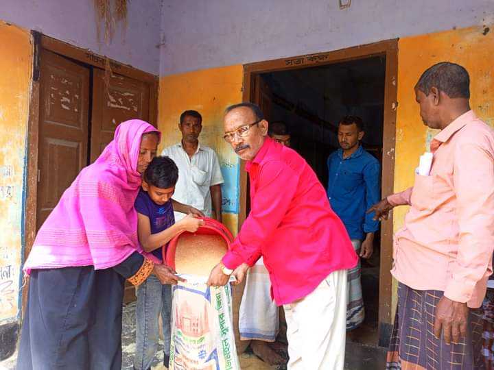 তানোরের কামার গাঁ ইউনিয়নে বিনামূল্যে বিজিএফ এর চাল বিতরণ