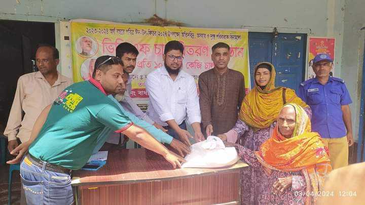 তানোরের বাধাইড় ইউনিয়নে বিনামূল্যে বিজিএফ এর চাল বিতরণ