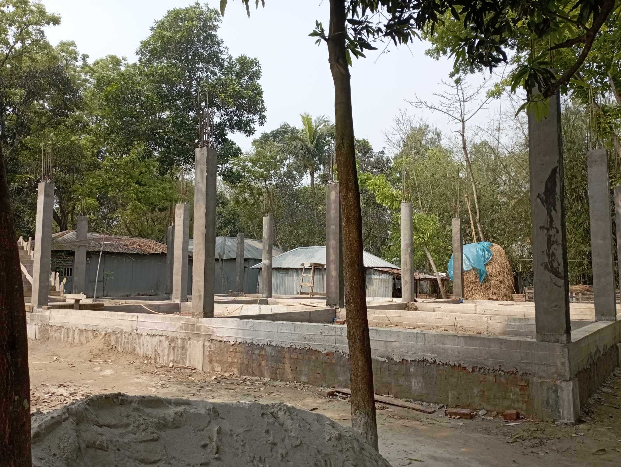 শাজাহানপুরে অর্থের অভাবে বন্ধ হয়ে আছে মসজিদ নির্মাণের কাজ 