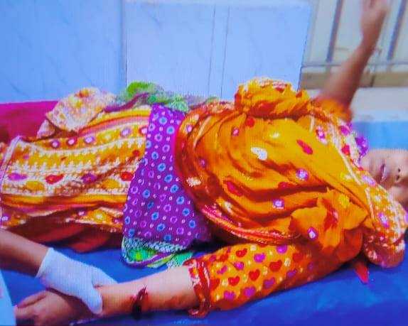 ঈশ্বরদীতে দাবীকৃত চাঁদা না দিয়ে থানায় অভিযোগ করায় গৃহবধুকে কুপিয়ে জখম 