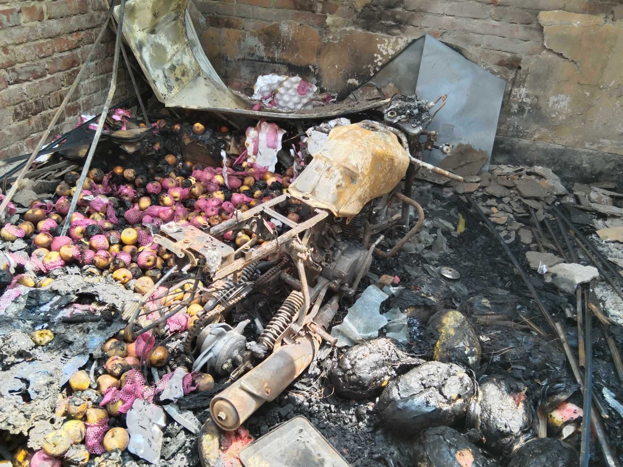 রাজশাহীর বাগমারার হাটগাঙ্গোপাড়া তেঁতুল তলা মোড়ে আকবর মার্কেটে ১৫টি দোকান ঘর আগুনে পুড়ে ছাই