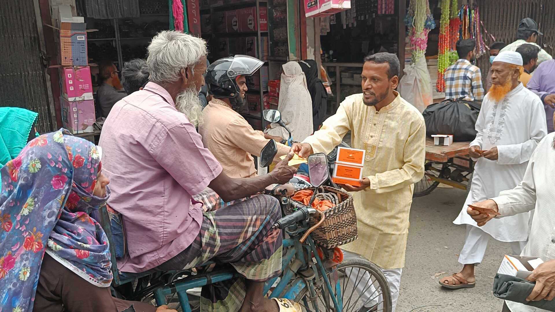 বাগমারায় জামায়াত ইসলামের উদ্যোগে পরিবহন চালক ও সাধারণের মাঝে খাবার স্যালাইন বিতরণ 