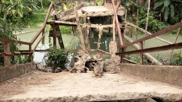 ভারী বৃষ্টিতে বরগুনায় ধসে পড়লো লোহার ব্রিজ