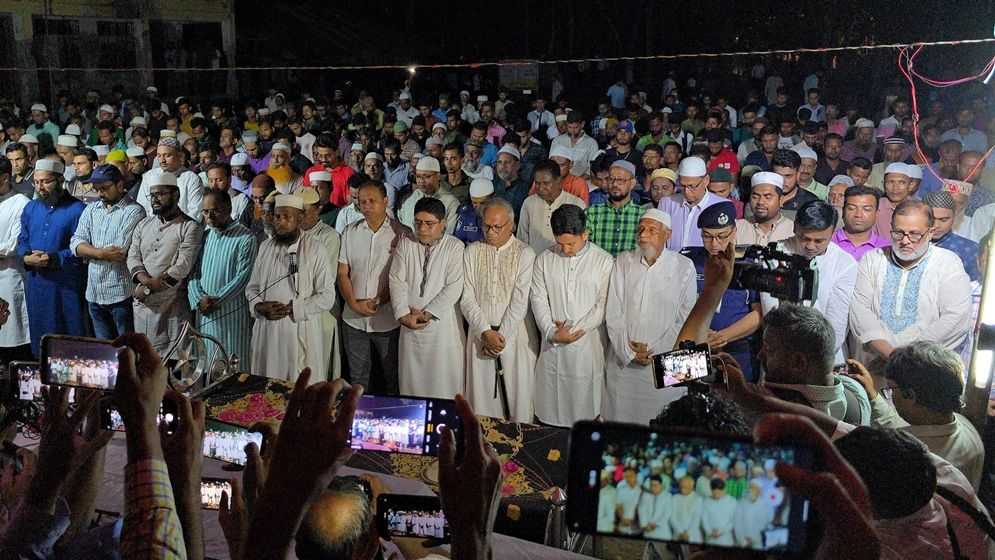 জানাজায় মানুষের ঢল, শহিদ বাবার পাশেই চিরনিদ্রায় শায়িত হলেন লামিয়া
