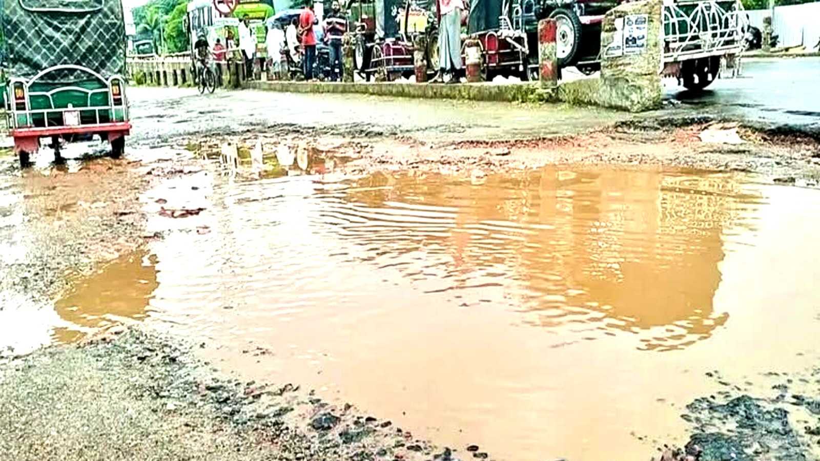 দুর্ভোগের আরেক নাম কলাপাড়ার হাসপাতালগামী সড়ক !