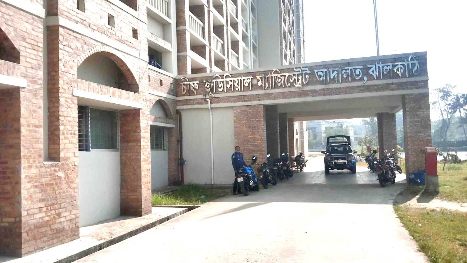 স্বামী সংসার করতে না চাওয়ায় আদালতে শরীরে আগুন দিয়ে আত্মহত্যাচেষ্টা