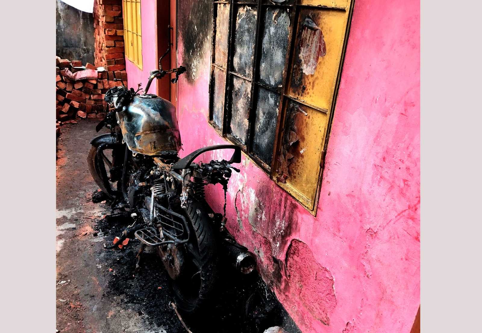 বরিশাল নগরীতে রাতের আঁধারে মোটরসাইকেল পুড়িয়ে দিল দুর্বৃত্তরা