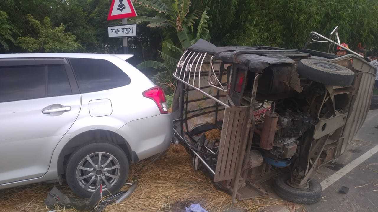 গৌরনদীতে মাহিন্দ্রা-প্রাইভেটকার সংঘর্ষে নিহত ১, আহত ৫