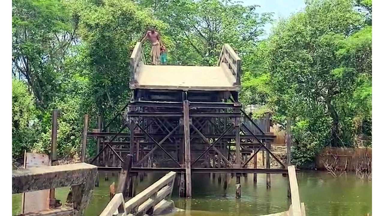 হঠাৎ বিকট শব্দে সেতু ভেঙ্গে খালে, ভোগান্তিতে ১৫ গ্রামের মানুষ