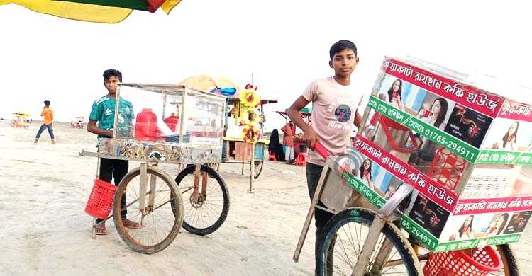 কুয়াকাটায় পর্যটন শিল্পের সঙ্গে তাল মিলিয়ে বাড়ছে শিশুশ্রম