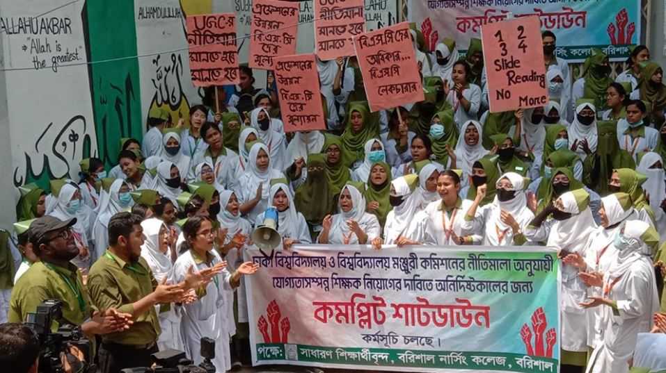 বরিশালে আন্দোলনরত ডিপ্লোমা নার্সদের ওপর হামলায় আহত ৪