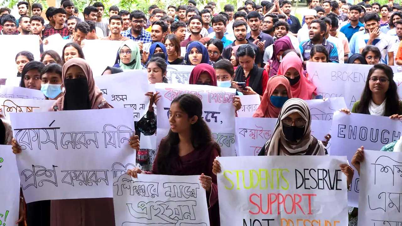 ৯ দফা দাবিতে অবস্থান কর্মসূচি পালন বরিশাল ইঞ্জিনিয়ারিং কলেজের শিক্ষার্থীদের