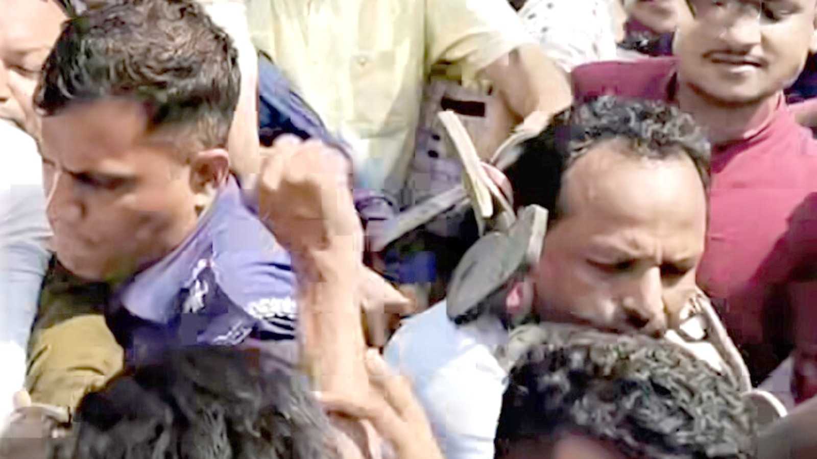 ছাত্রীর সঙ্গে অনৈতিক কর্মকাণ্ড, জুতার মালা পরিয়ে শিক্ষককে পুলিশে সোপর্দ
