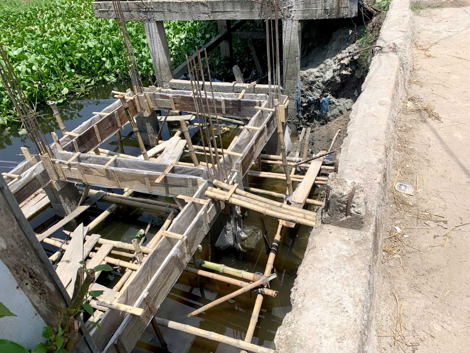 আগৈলঝাড়ায় সরকারি খাল দখল করে ভবন নির্মাণ বিএনপি নেতার