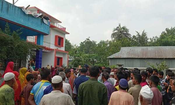 মাদকাসক্ত ছেলেকে ঘরে আটক, দরজা খুলে দেওয়ার পর মাকে হত্যা
