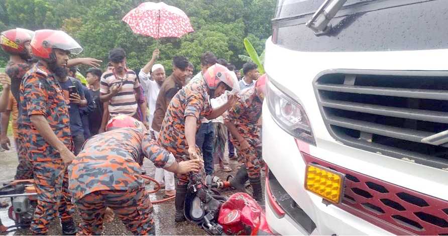বরিশালে পরিবহনের চাকায় পিষ্ট হয়ে মোটরসাইকেল আরোহী নিহত