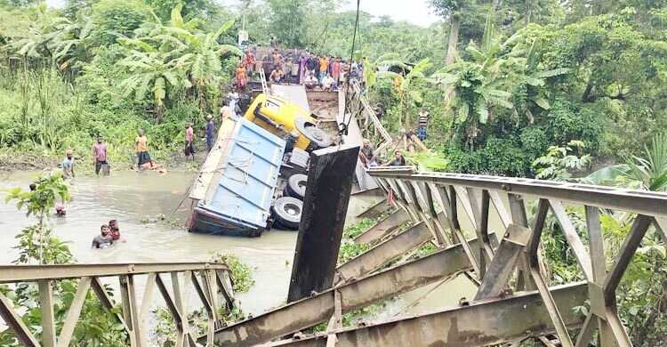 দুদিনেও মেরামত হয়নি বেইলি ব্রিজ, পুরোপুরি যোগাযোগ বিচ্ছিন্ন