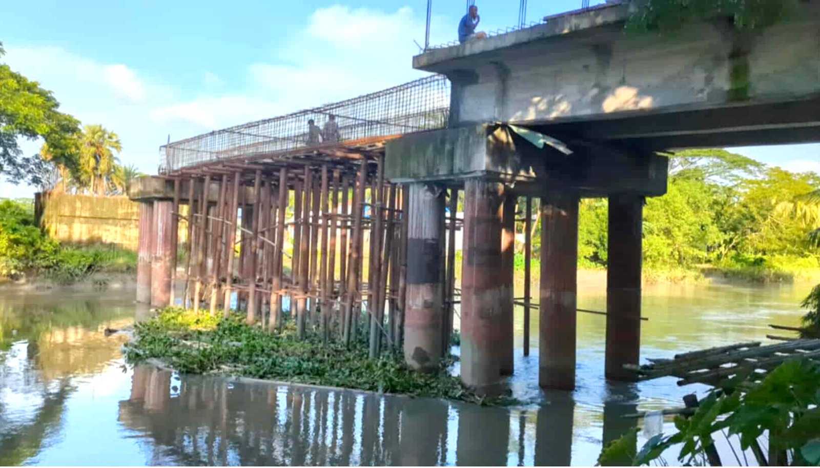 আমতলীতে ৬ বছরেও শেষ হয়নি ব্রিজ নির্মাণের কাজ