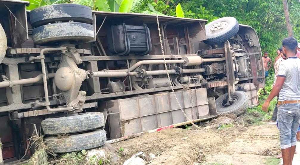 গৌরনদীতে নিয়ন্ত্রণ হারিয়ে বাস খাদে, আহত ১০