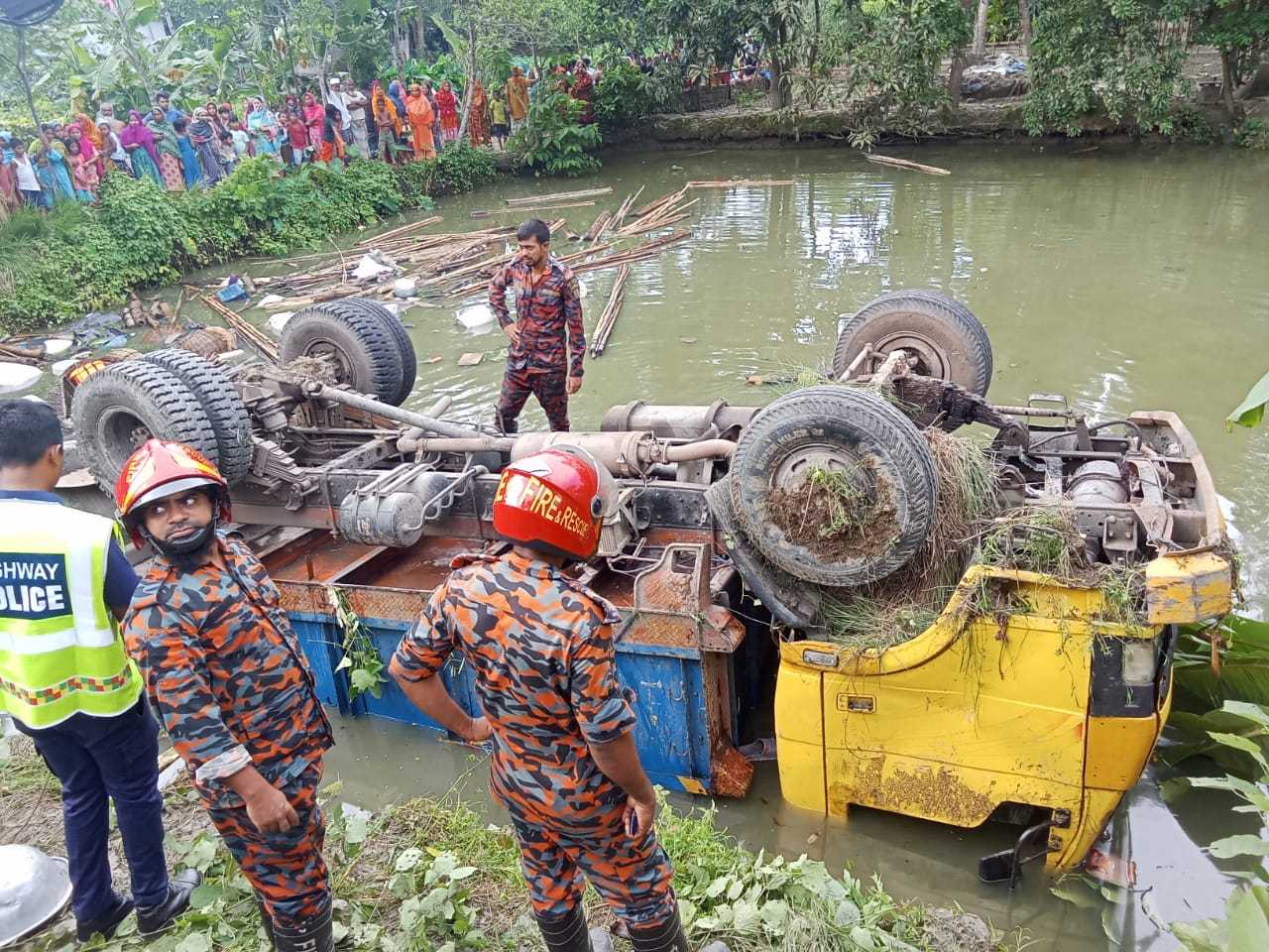 বরিশালে নিয়ন্ত্রণ হারিয়ে পুকুরে ট্রাক, ২ বেদে নারীর মৃত্যু