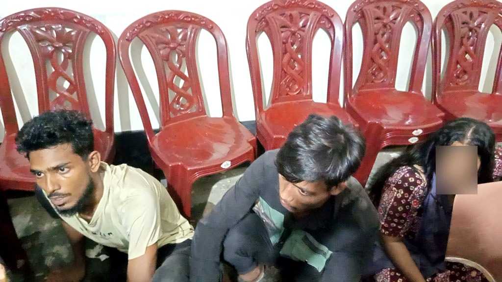নেছারাবাদে ইয়াবা সেবনের সময় তিনজনকে গণপিটুনি
