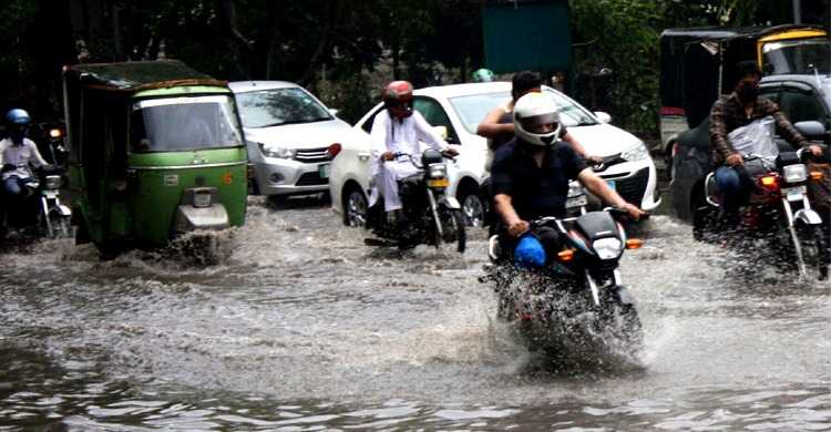 পাকিস্তানে ভারী বৃষ্টি-বন্যায় মৃতের সংখ্যা বেড়ে ৩২