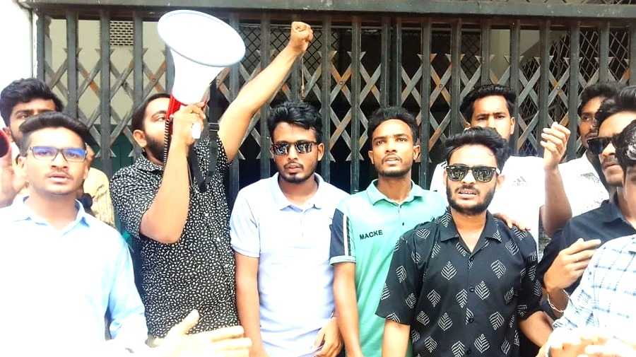 বিএম কলেজ শিক্ষার্থীদের ব্লকেড ও আমরণ কর্মসূচির হুঁশিয়ারি
