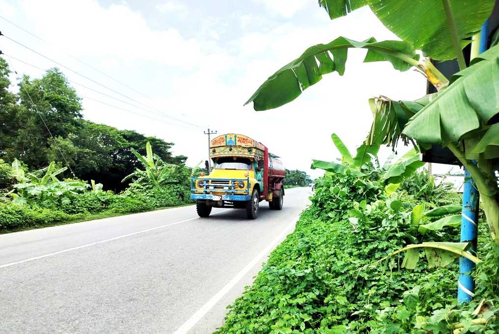 ঢাকা-কুয়াকাটা মহাসড়ক ফুটপাতজুড়ে ঝোপঝাড়, ঝুঁকি নিয়ে চলাচল