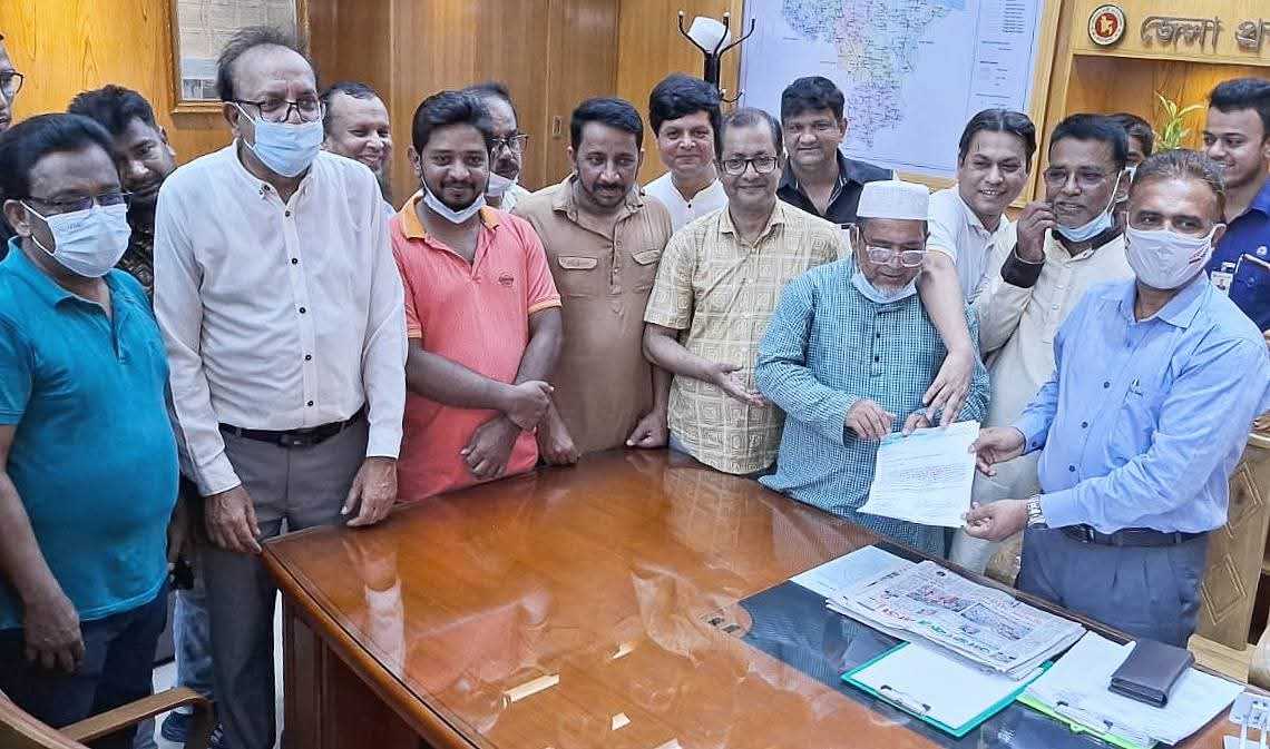 সাংবাদিক আকতার ফারুক শাহিনের বিরুদ্ধে মিথ্যা মামলার প্রতিবাদে বরিশাল জেলা প্রশাসকের কাছে স্মারকলিপি প্রদান