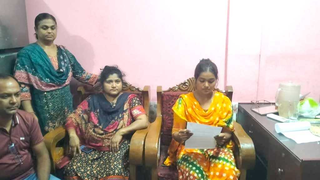 উজিরপুরে খ্রিষ্টান পল্লীতে হামলা-আগুন: মূল আসামিকে বাদ দেওয়ার অভিযোগ