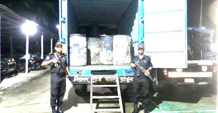 ভোলায় পাচারের সময় ৩৭ ব্যারেল চোরাই সয়াবিন তেল জব্দ