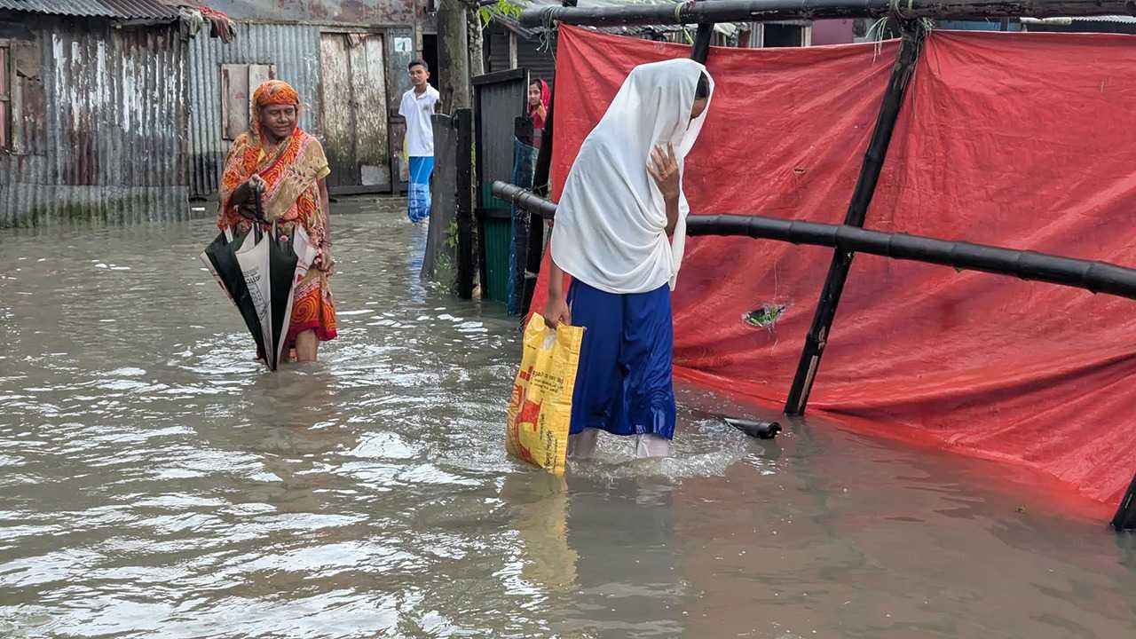 চার দিনের অবিরাম বর্ষণে নাকাল বরিশালবাসী