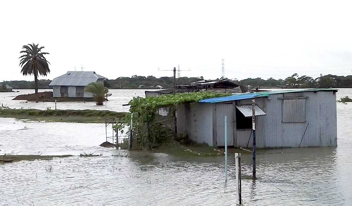 উপকূলজুড়ে অতিভারী বৃষ্টিপাত, জনজীবন বিপর্যস্ত