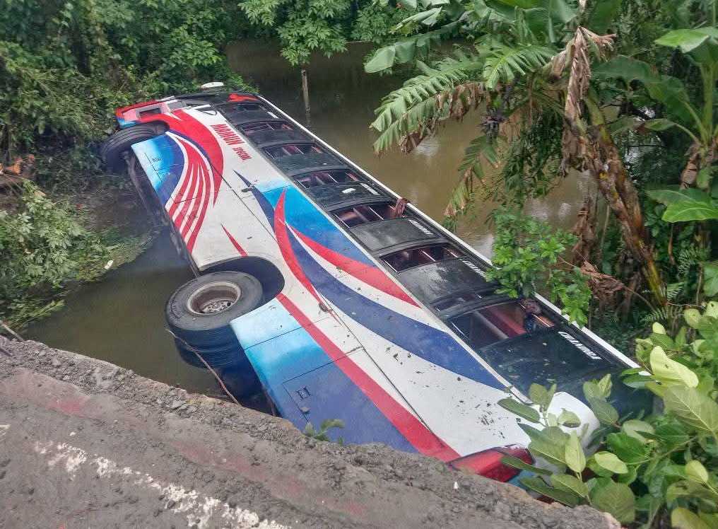 গৌরনদীতে সেতুর রেলিং ভেঙে খালে যাত্রীবাহী বাস