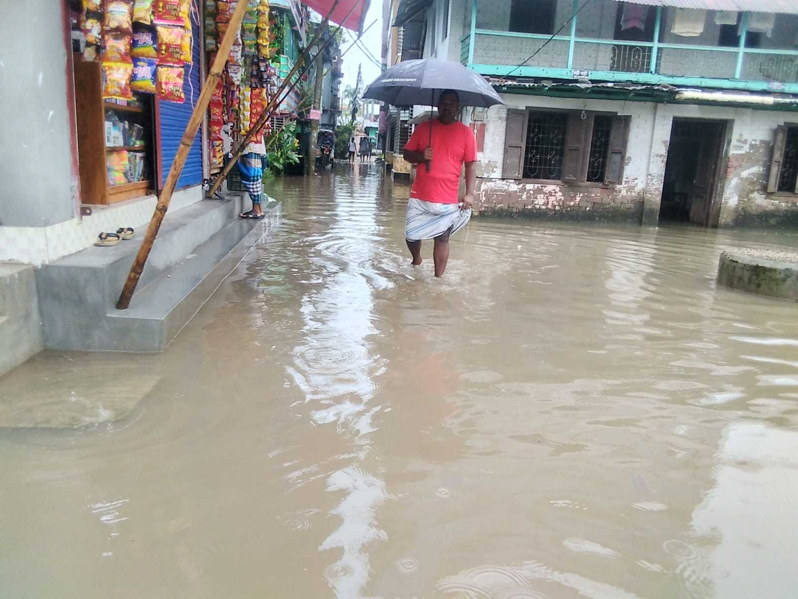 টানা বৃষ্টিতে তলিয়ে গেছে বরিশাল নগরীর বিভিন্ন সড়ক